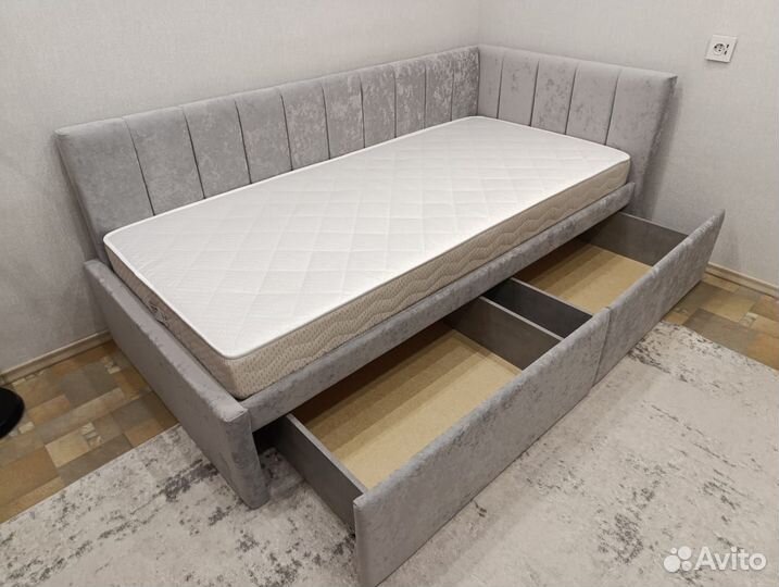 Детская кровать с мягкой спинкой