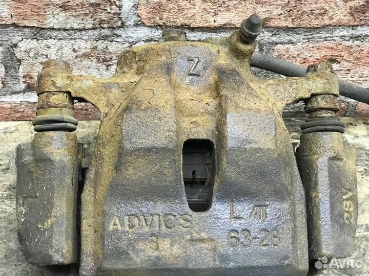 Суппорт передний левый Toyota RAV4 2006