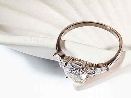 Кольцо из серебра с камнем Муассанит