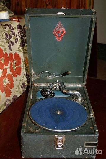 Патефон и пластинки (угольные, виниловые, гибкие)