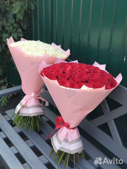 51 роза в розовой упаковке