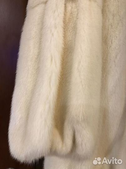 Шуба норковая с капюшоном из чернобурки