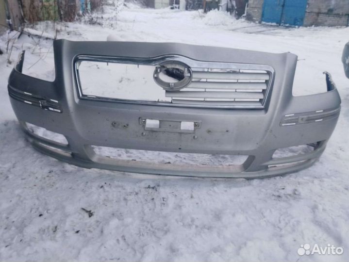 Передний бампер на Toyota Avensis