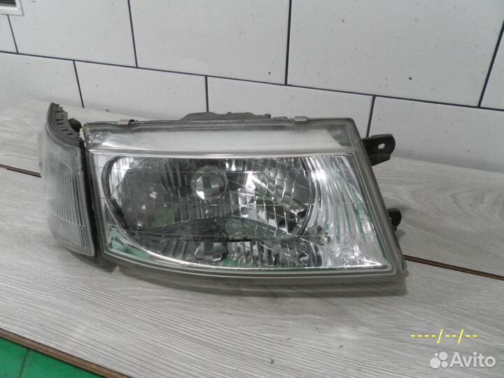 Фара правая Mitsubishi Chariot митсубиси шариот