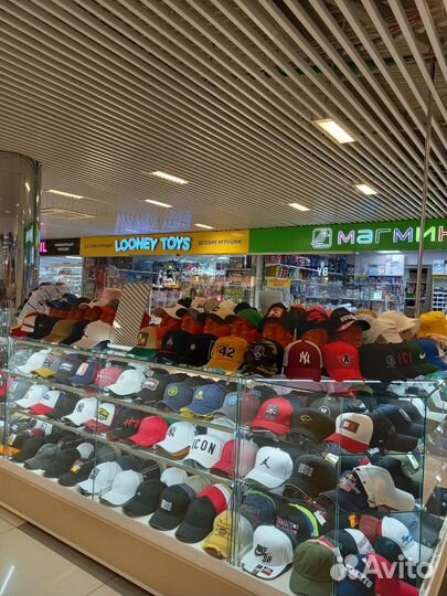 Продавец в магазин головных уборов