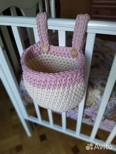Вязаная корзина на кроватку или рейлинг