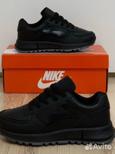 Кроссовки женские черные