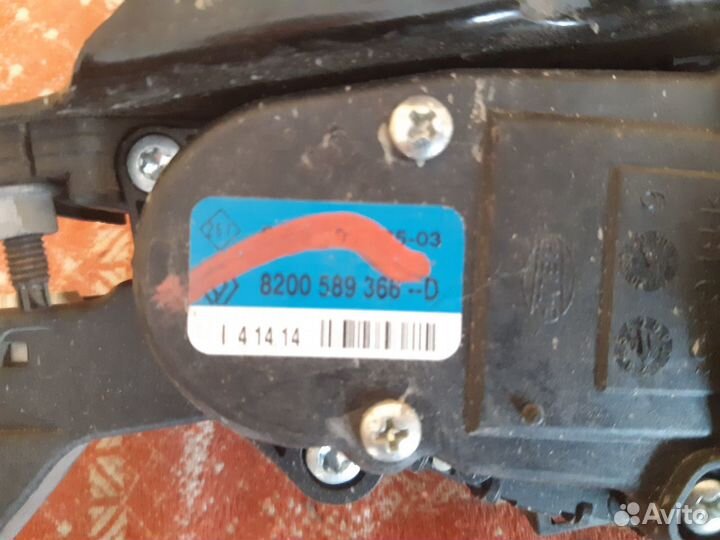 Педаль газа Nissan Terrano D10