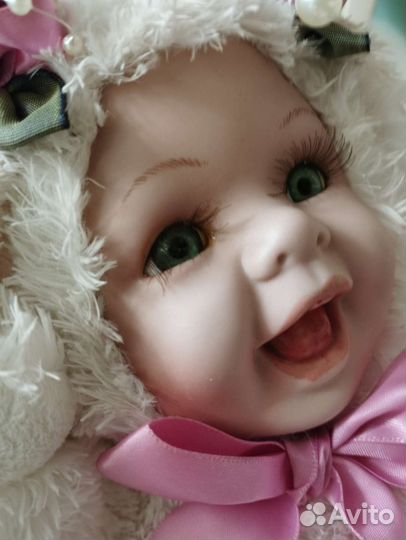 Кукла фарфоровая