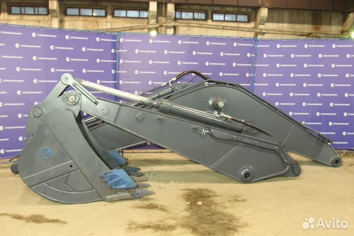 Удлинненная стрела экскаватора на JCB