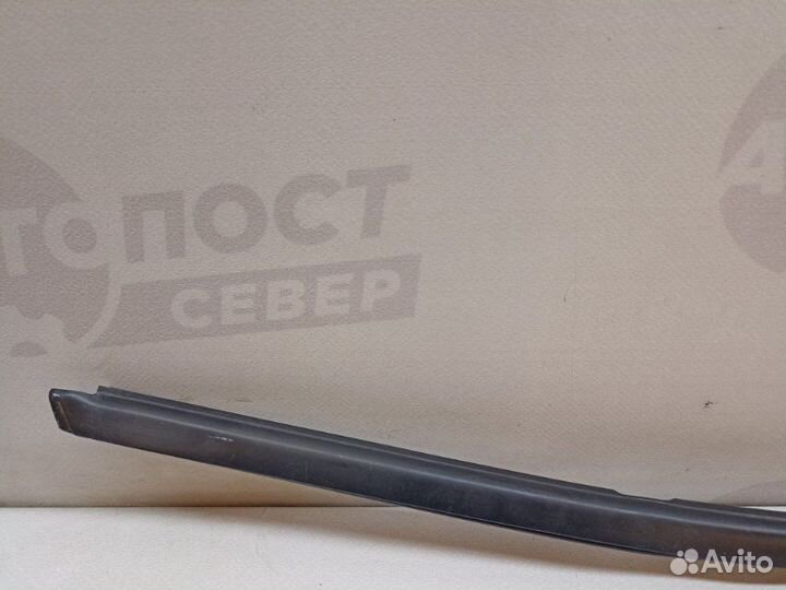 Молдинг стекла задний правый Volkswagen Jetta A6