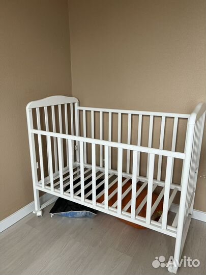 Детская кроватка с маятником