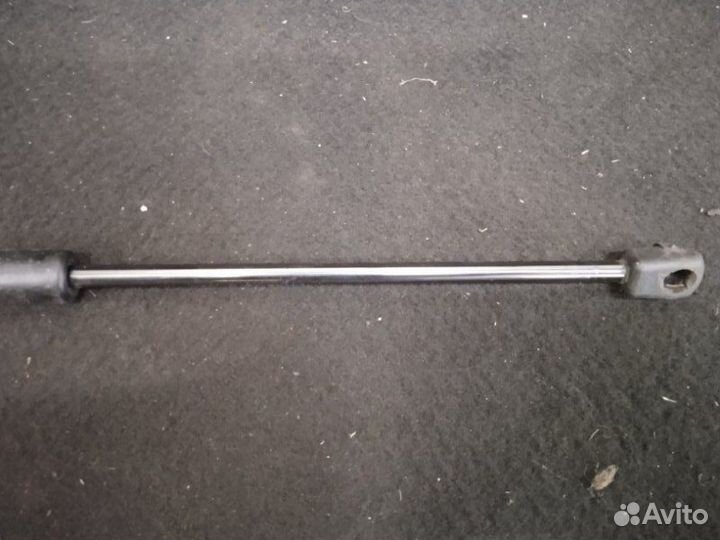 Амортизатор багажника задний Mitsubishi Outlander