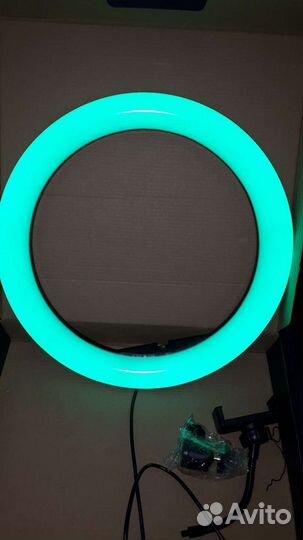 Кольцевая лампа бело / цветная 33 см + штатив