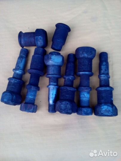 Шпилька заднего колеса