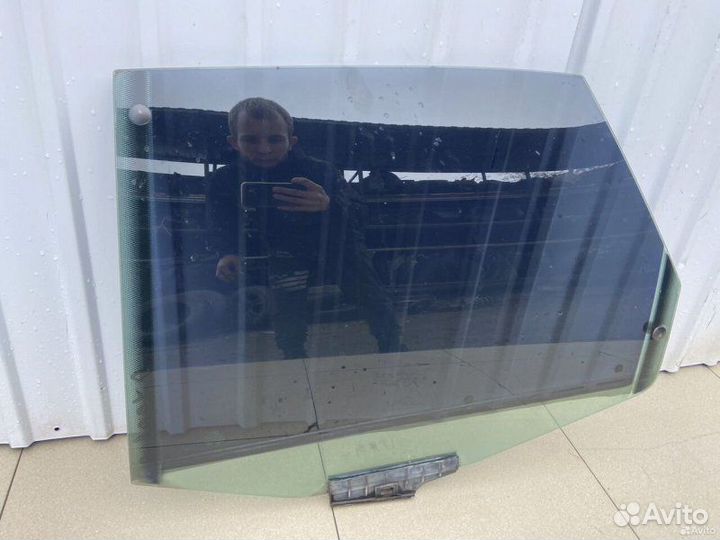 Стекло двери заднее левое Audi 100 C4