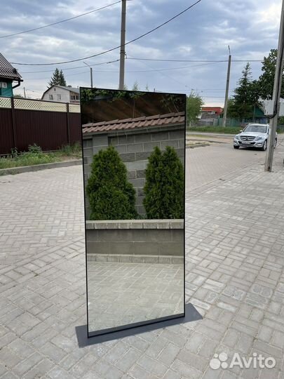 Зеркало в металлической раме