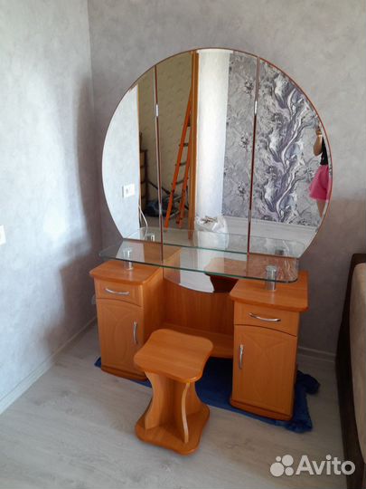 Туалетный столик с зеркалом