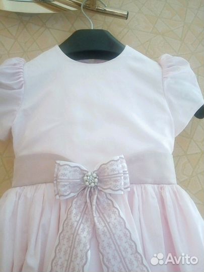 Нарядное платье для девочки в отличном состоянии