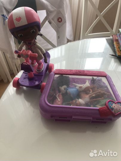 Кукла доктор Плюшева на самокате