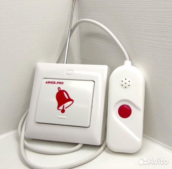 Кнопка вызова персонала с выносной кнопкой в руку