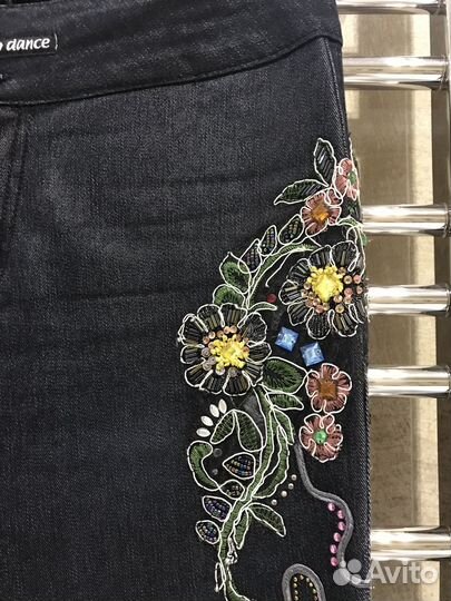 Джинсы с вышивкой