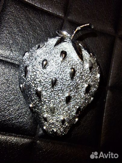 Винтажная брошь и клипсы Sarah Coventry