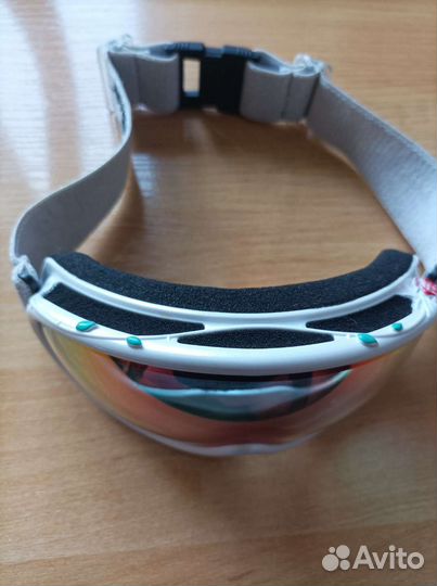 Горнолыжные очки и перчатки