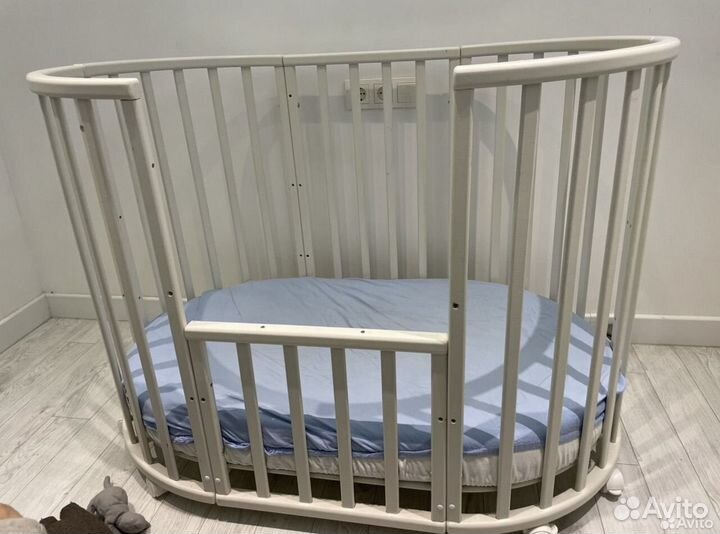 Кроватка трансформер,круглая,матрасы,маятник