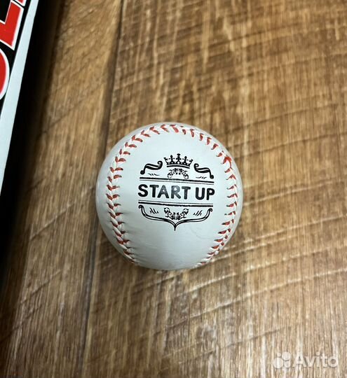 Бейсбольная бита с мячом