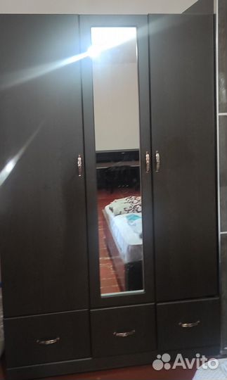 Шкаф платяной