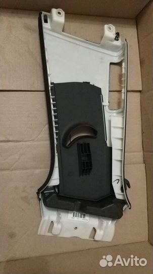 Обшивка стойки центральной правой Audi A8 D4 2011