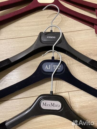 Плечики для одежды. Брендовые, бархатные