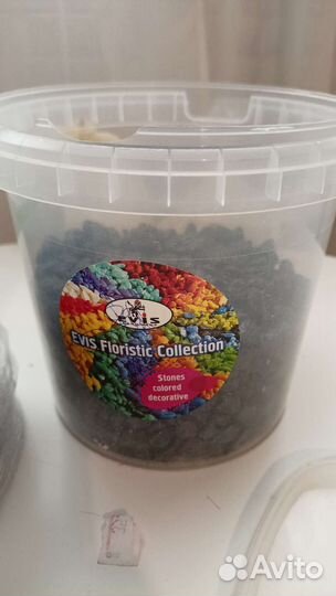 Декоративный синий песок и черная галька