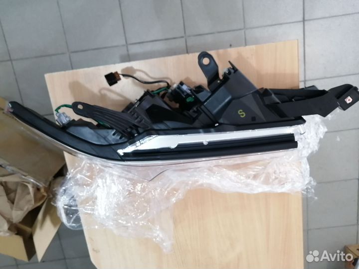 Фара передняя правая Toyota land cruiser j150