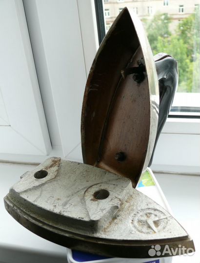 Антикварный утюг-болванка, с откидной крышкой