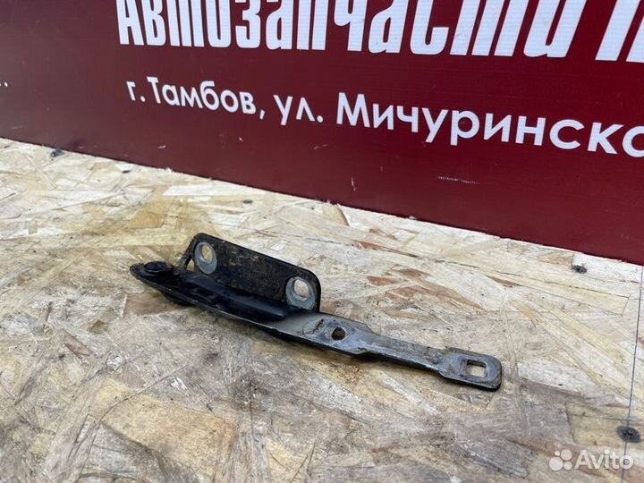 Петля капота правая Renault Duster