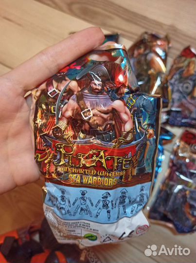 Новые игрушки, пираты и герои