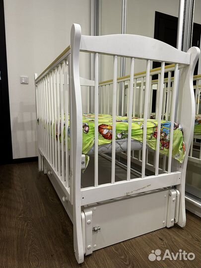 Детская кроватка с маятником