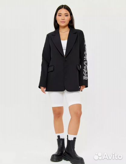 Пиджак с надписями на рукавах