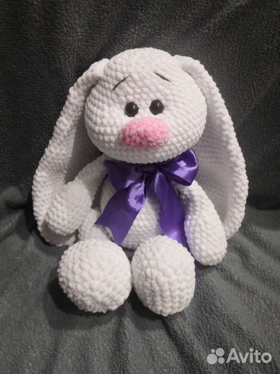 Большой плюшевый заяц