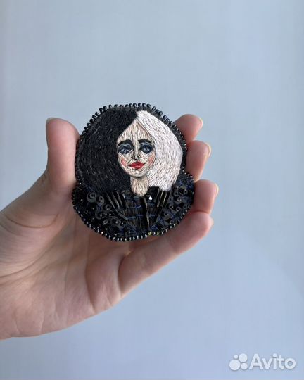 Ручная работа брошь, выполненная в технике гладь «