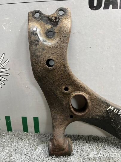 Рычаг нижний передний правый Toyota Auris