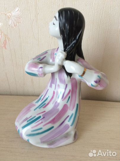 Статуэтка фарфоровая 