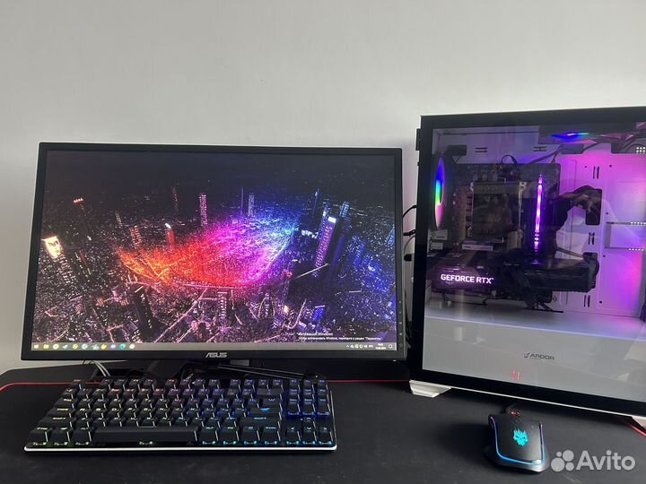 Игровой компьютер с монитором и клавиатурой