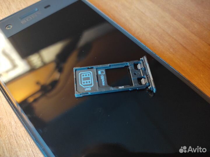 Смартфон, Sony Xperia X
