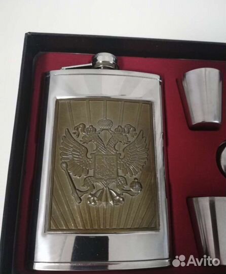 Фляжка со стопками