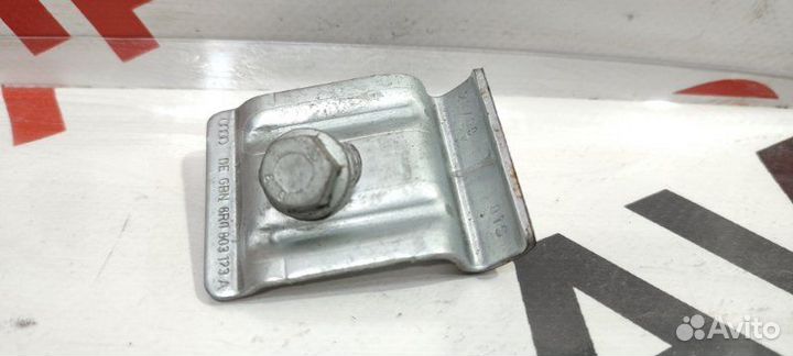 Крепление аккумулятора Audi Q5 8R cdnc 08.10.2009