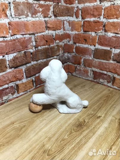 Пудель с мячом статуэтка