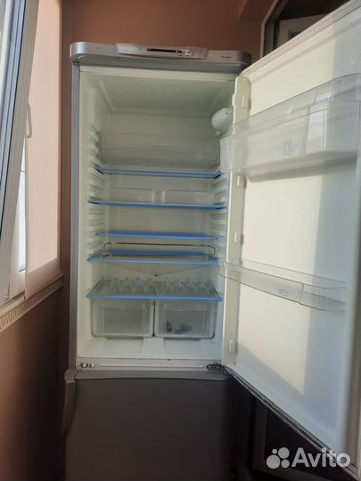 Продам холодильник Indesit